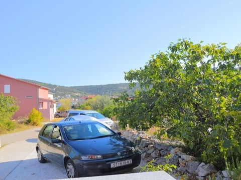 Wohnung in Vinišće mit privatem Parkplatz