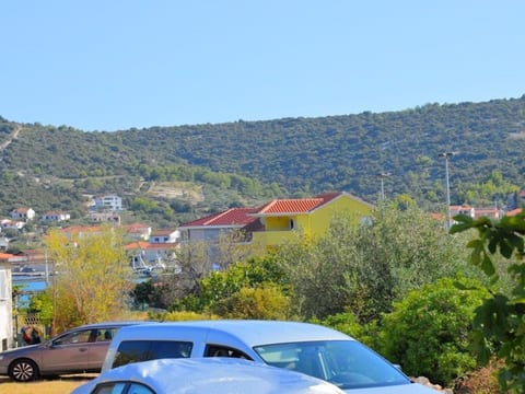 Wohnung in Vinišće mit privatem Parkplatz