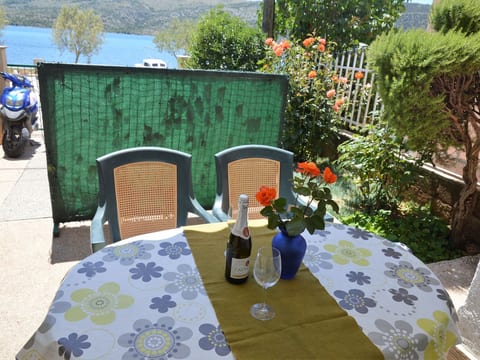 Wohnung in Poljica mit Garten und Terrasse