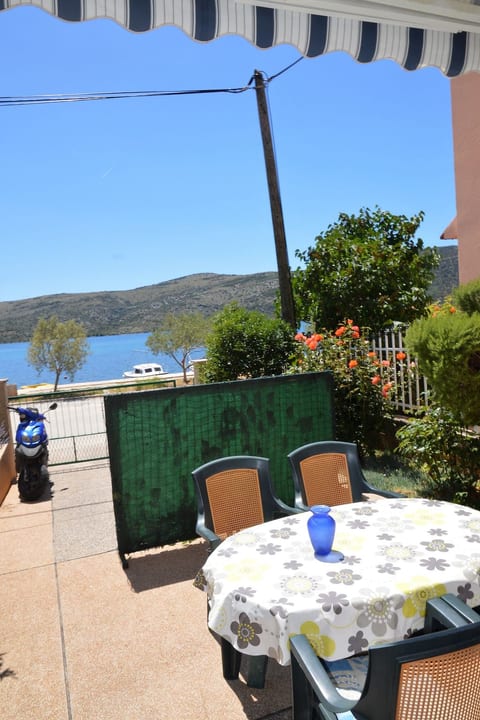 Wohnung in Poljica mit Garten und Terrasse