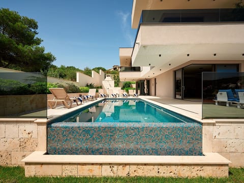Luxuriöse Villa mit Infinity-Außenpool
