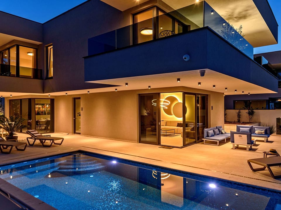 Luxuriöse Villa mit Infinity-Außenpool - Marina