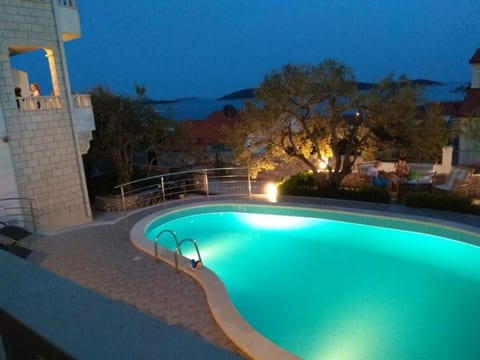 mit Blick auf das Wasser