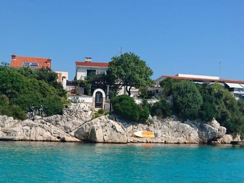 mit Blick auf das Wasser