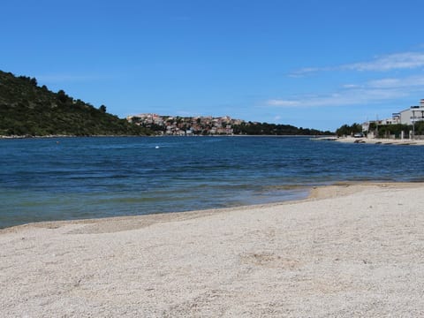 Großes, strandnahes Ferienhaus in Podglavica