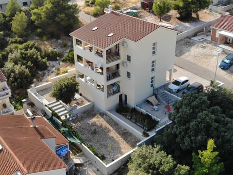 für 4 Personen  + 2 Kinder ca. 100 m&sup2; in Grebastica, Dalmatien (Gespanscha