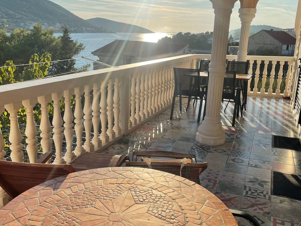 con una terraza cubierta - Grebaštica