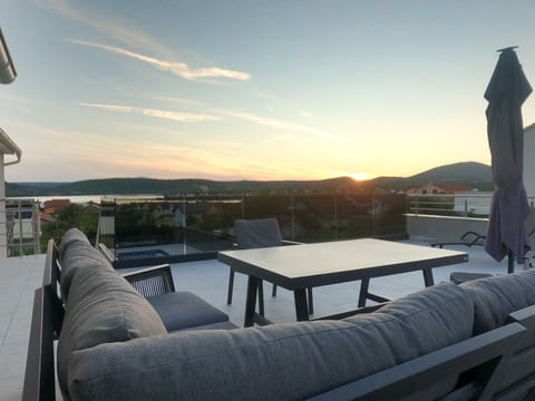 Modernes Ferienhaus mit eigenem Pool und Meerblick