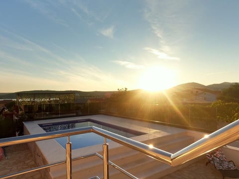 Modernes Ferienhaus mit eigenem Pool und Meerblick
