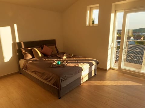 Modernes Ferienhaus mit eigenem Pool und Meerblick