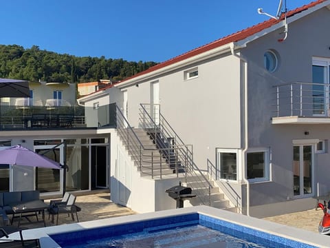 Modernes Ferienhaus mit eigenem Pool und Meerblick