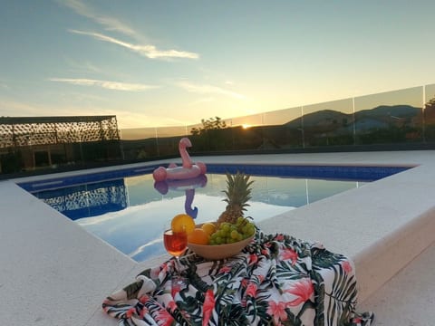 Modernes Ferienhaus mit eigenem Pool und Meerblick