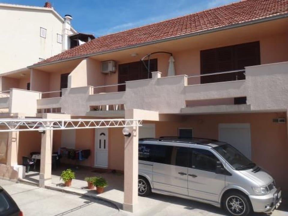 Ferienapartment für zwei Erwachsene und zwei Kinder - Tisno