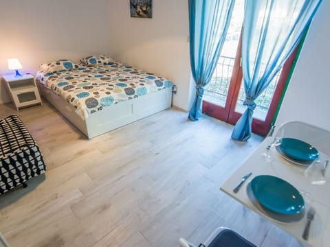 Klimatisiertes Gästezimmer mit Blick auf den Pinienwald
