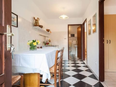 Wohnung in Preko mit Terrasse und Grill