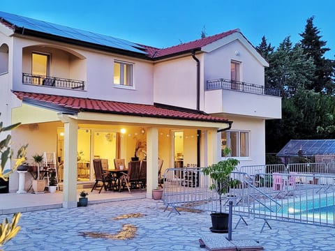 Villa Valentina Nin mit beheiztem Pool in Meeres