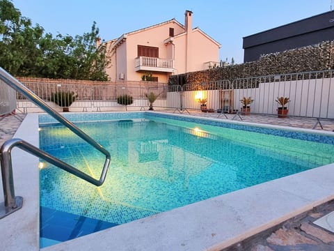 Villa Valentina Nin mit beheiztem Pool in Meeres