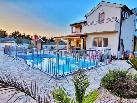 Villa Valentina Nin mit beheiztem Pool in Meeres