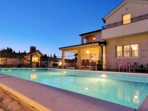 Villa Valentina Nin mit beheiztem Pool in Meeres