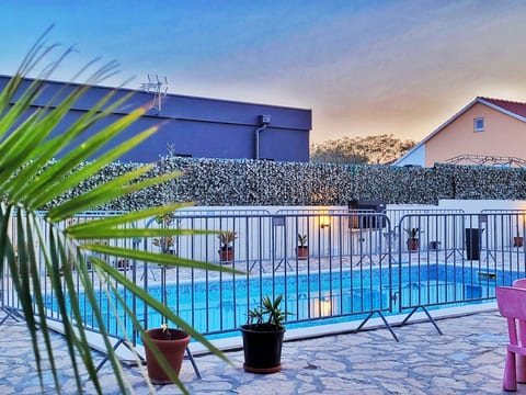 Villa Valentina Nin mit beheiztem Pool in Meeres