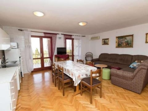 Appartement in Dramalj mit Möbliertem Balkon