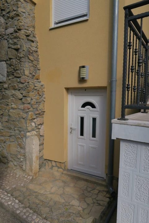 Renoviertes Ferienhaus in Baska mit Terrasse