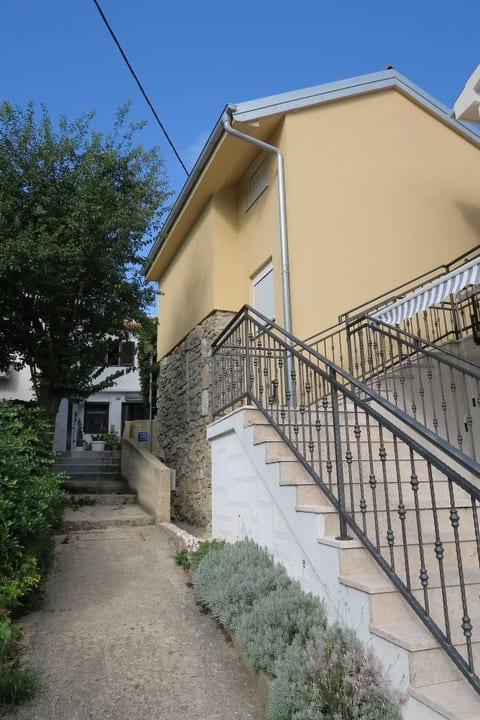 Renoviertes Ferienhaus in Baska mit Terrasse