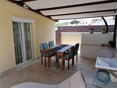 Strandnahes kleines Ferienhaus mit Terrasse