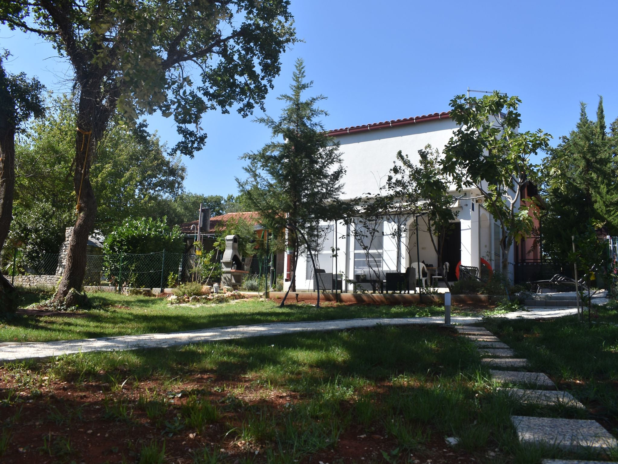 in Pavićini mit Grill, Terrasse und Garten