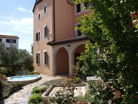 Appartement in Fažana mit Möbliertem Balkon