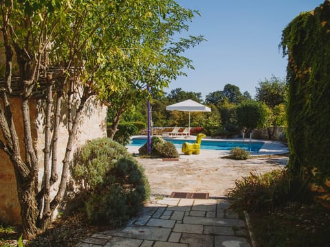 Freistehendes Ferienhaus in Karlovići mit Garten, gemeinsamem Pool und Grill