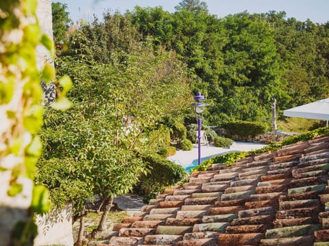 Freistehendes Ferienhaus in Karlovići mit Garten, gemeinsamem Pool und Grill