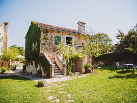 Freistehendes Ferienhaus in Karlovići mit Garten, gemeinsamem Pool und Grill