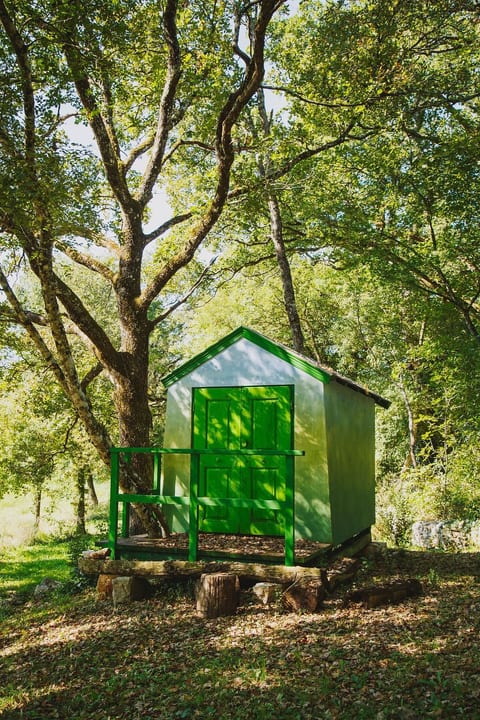 Freistehendes Ferienhaus in Karlovići mit Garten, gemeinsamem Pool und Grill