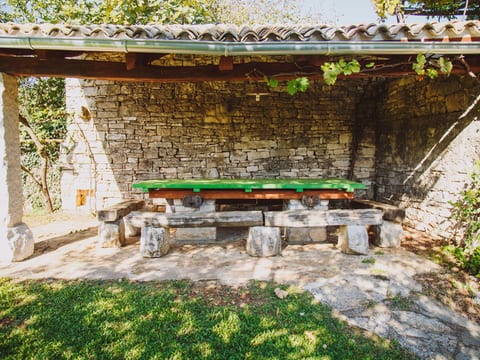 Freistehendes Ferienhaus in Karlovići mit Garten, gemeinsamem Pool und Grill