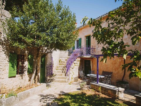 Helle Ferienwohnung in Karlovići mit Garten, Grill und Terrasse