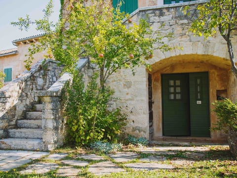Helle Ferienwohnung in Karlovići mit Garten, Grill und Terrasse