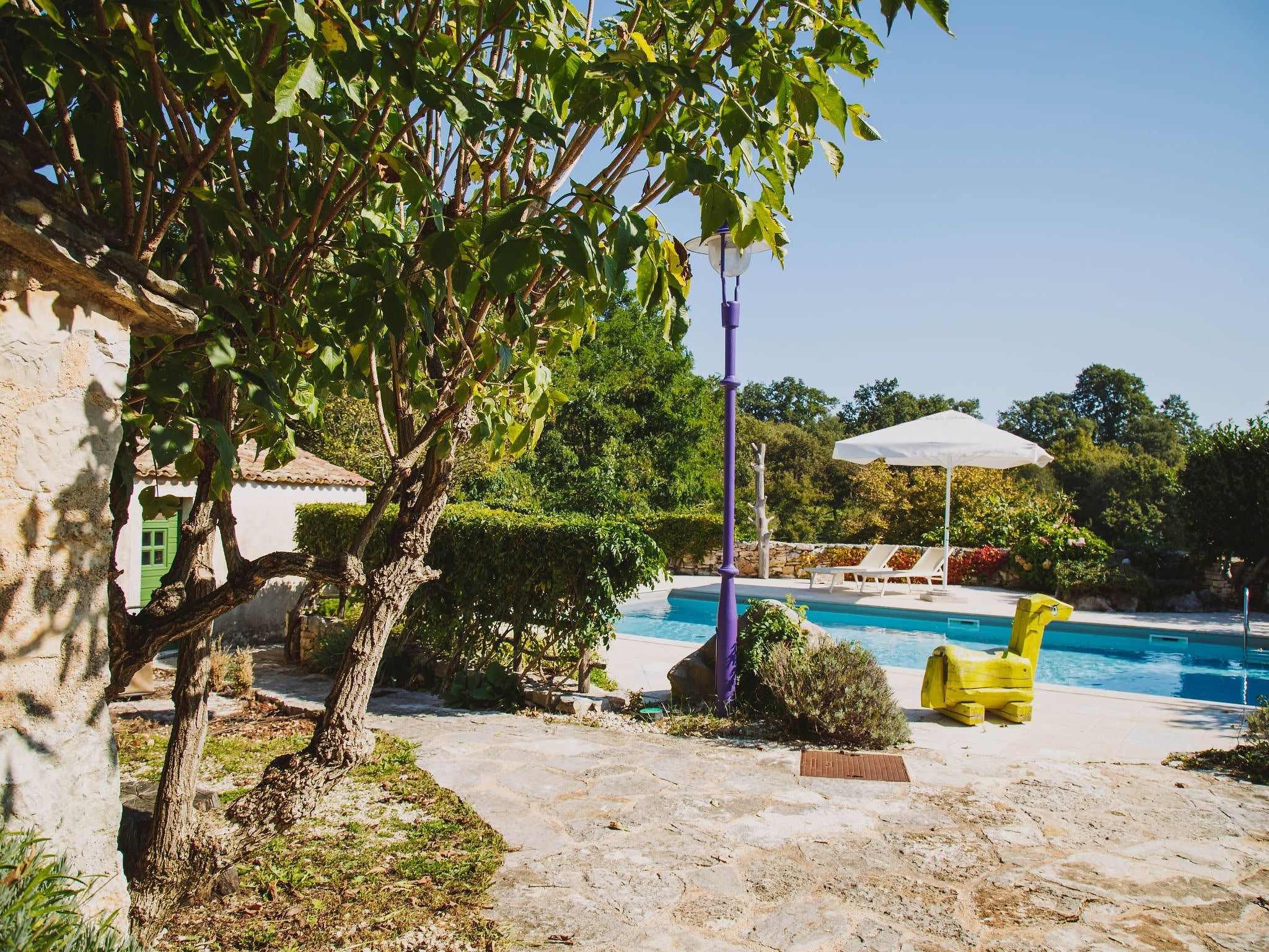 Helle Ferienwohnung in Karlovići mit Garten, Grill und Terrasse