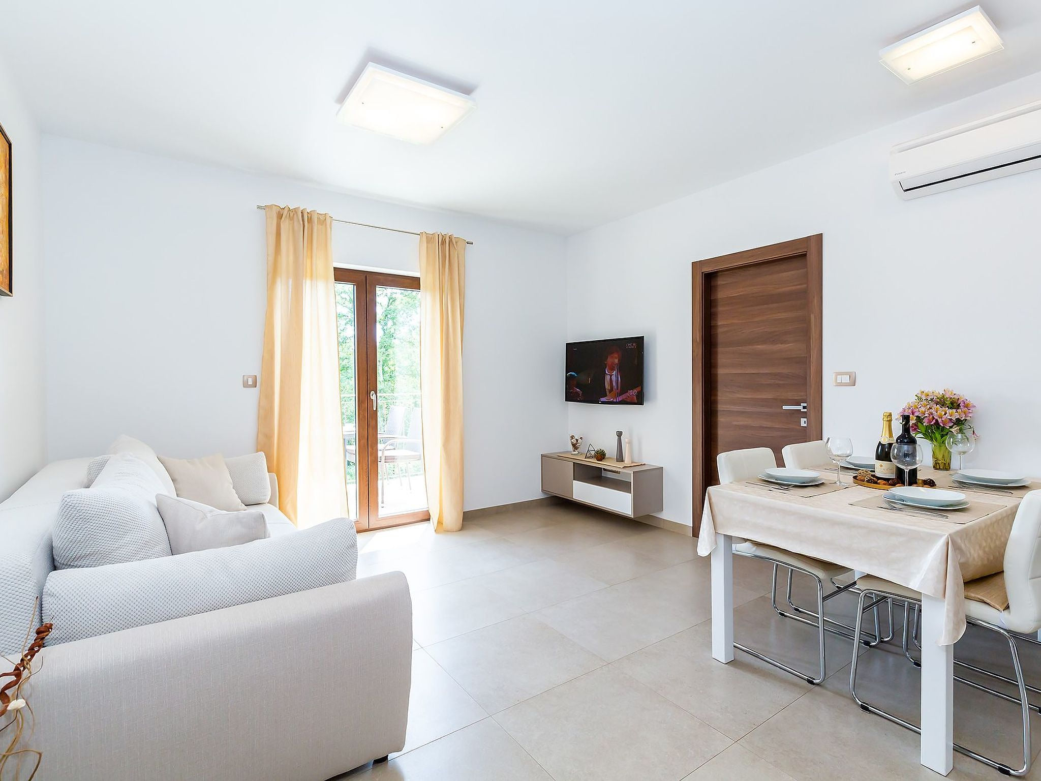Modernes Apartment mit Balkon und Gemeinschaftsgarten am Waldrand