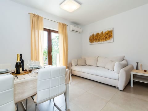 Modernes Apartment mit Balkon und Gemeinschaftsgarten am Waldrand