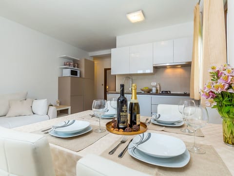 Modernes Apartment mit Balkon und Gemeinschaftsgarten am Waldrand