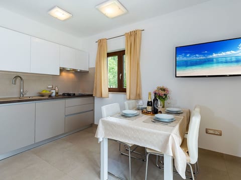 Modernes Apartment mit Balkon und Gemeinschaftsgarten am Waldrand