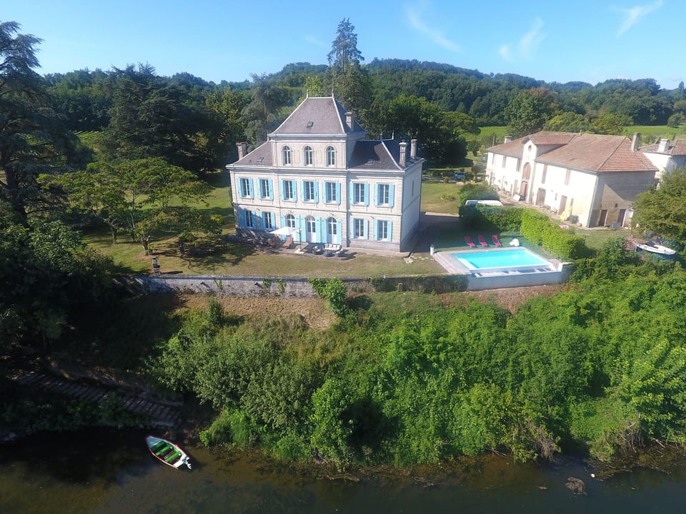 Château avec piscine à débordement sur la Dordogne - Pujols