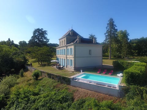 Schloss mit Überlaufpool an der Dordogne