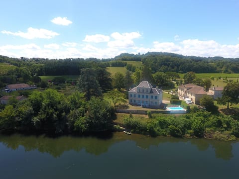 Schloss mit Überlaufpool an der Dordogne