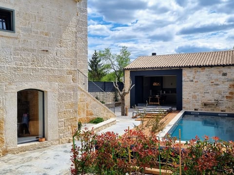 Villa Qualia - Gemütliche 4-Schlafzimmer-Villa mit beheiztem Pool