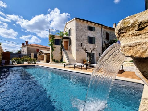 Villa Qualia - Gemütliche 4-Schlafzimmer-Villa mit beheiztem Pool