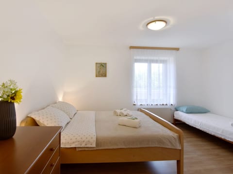 Große Wohnung in Babići mit Garten und Terrasse