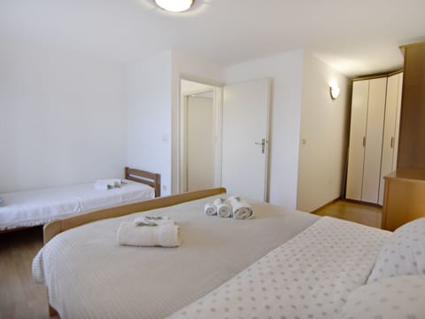 Große Wohnung in Babići mit Garten und Terrasse