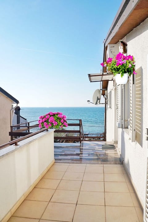Apartment mit zwei Schlafzimmern und Meerblick in Zambratija